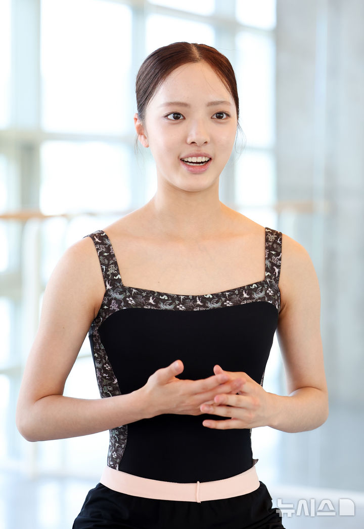 [서울=뉴시스] 김선웅 기자 = 스위스 로잔 콩쿠르 준우승에 이어 미국 보스톤 발레단 정단원 입단을 앞둔 염다연 발레리나가 18일 서울 종로구 발레웨스트에서 뉴시스와 인터뷰를 하고 있다. 2026.05.18. mangusta@newsis.com