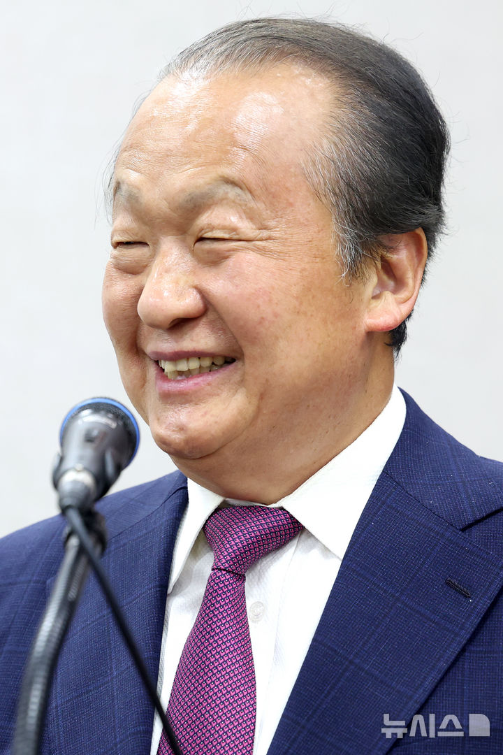 [서울=뉴시스] 박진희 기자 = 유진 유영국미술문화재단 이사장이 18일 서울 중구 서울시립미술관 본관에서 한국 추상 미술의 선구자 유영국(19162002) 탄생 110주년을 기념 회고전 '유영국: 산은 내 안에 있다' 기자간담회를 하고 있다. 유 이사장은 유영국 작가의 장남이다. 2026.05.18. pak7130@newsis.com