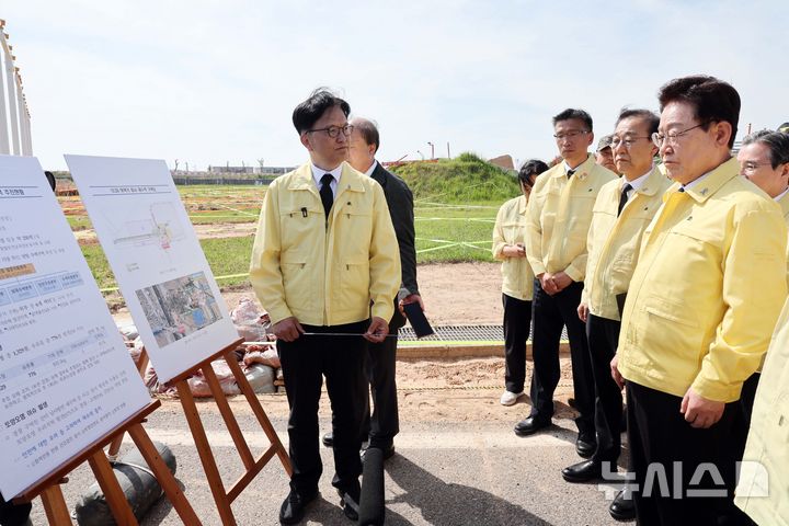 [무안=뉴시스] 고범준 기자 = 이재명 대통령이 18일 전남 무안공항 12.29 여객기 참사 유해 수습 현장을 시찰하고 있다. 2026.05.18. bjko@newsis.com