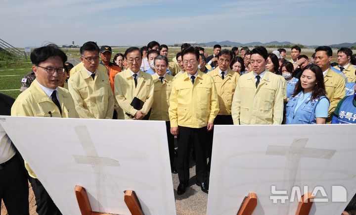 [무안=뉴시스] 고범준 기자 = 이재명 대통령이 18일 전남 무안공항 12.29 여객기 참사 유해 수습 현장을 시찰하고 있다. 2026.05.18. bjko@newsis.com