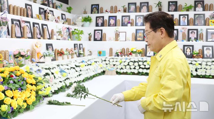 [무안=뉴시스] 고범준 기자 = 이재명 대통령이 18일 전남 무안공항 여객터미널에 마련된 12.29 여객기 참사 분향소에서 헌화하고 있다. 2026.05.18. bjko@newsis.com