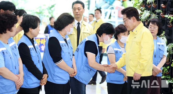 [무안=뉴시스] 고범준 기자 = 이재명 대통령이 18일 전남 무안공항 12.29 여객기 참사 유해 수습 현장에서 유가족과 인사하고 있다. 2026.05.18. bjko@newsis.com