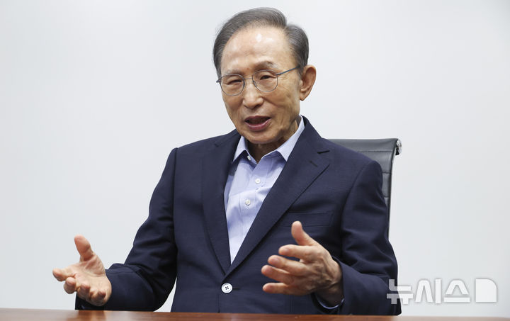 [서울=뉴시스] 배훈식 기자 =  국민의힘 양향자 경기도지사 후보가 18일 서울 서초구 청계재단에서 이명박 전 대통령을 예방, 대화를 나누고 있다. (공동취재) photo@newsis.com