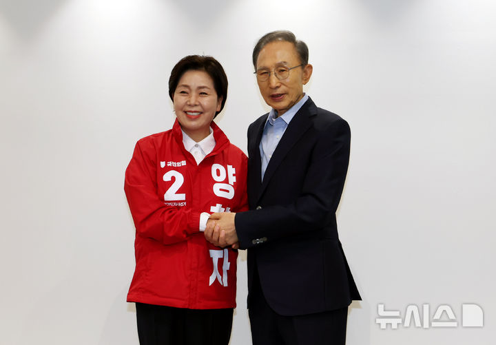 [서울=뉴시스] 배훈식 기자 = 양향자 국민의힘 경기지사 후보가 18일 서울 서초구 청계재단에서 이명박 전 대통령을 예방, 대화를 나누고 있다. (공동취재) photo@newsis.com