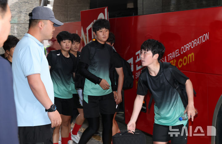 [수원=뉴시스] 김종택기자 = 아시아축구연맹(AFC) 여자 챔피언스리그(AWCL) 4강전에 출전하는 북한 여자축구팀 '내고향여자축구단'이 훈련장으로 이동하기 위해 18일 숙소가 마련된 경기 수원시의 한 호텔을 나서고 있다. (공동취재) 2026.05.18. photo@newsis.com