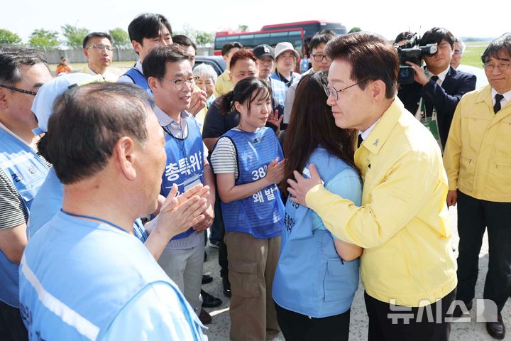 [무안=뉴시스] 고범준 기자 = 이재명 대통령이 18일 전남 무안공항 12.29 여객기 참사 유해 수습 현장에서 유가족을 위로하고 있다. 2026.05.18. bjko@newsis.com