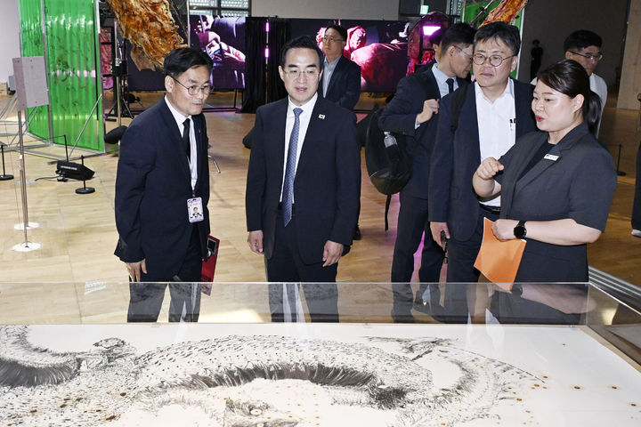 [서울=뉴시스] 권창회 기자 = 박홍근 기획예산처 장관이 18일 광주 동구 국립아시아문화전당을 방문해 전시를 관람하고 있다. (사진=기획예산처 제공) 2026.05.18. photo@newsis.com *재판매 및 DB 금지