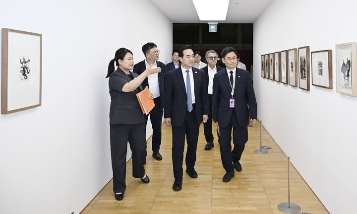 [서울=뉴시스] 권창회 기자 = 박홍근 기획예산처 장관이 18일 광주 동구 국립아시아문화전당을 방문해 전시를 관람하고 있다. (사진=기획예산처 제공) 2026.05.18. photo@newsis.com *재판매 및 DB 금지