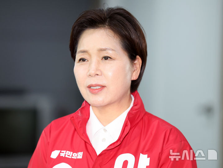 [서울=뉴시스] 배훈식 기자 = 양향자 국민의힘 경기도지사 후보가 18일 오후 서울 서초구 청계재단 로비에서 이명박 전 대통령을 예방한 뒤 취재진의 질문에 답하고 있다. 2026.05.18. dahora83@newsis.com