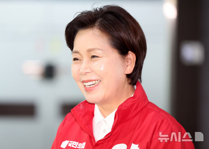 [서울=뉴시스] 배훈식 기자 = 양향자 국민의힘 경기도지사 후보가 18일 오후 서울 서초구 청계재단 로비에서 이명박 전 대통령을 예방한 뒤 취재진의 질문에 답하고 있다. 2026.05.18. dahora83@newsis.com