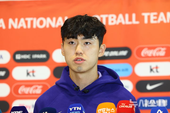 [인천공항=뉴시스] 황준선 기자 = 2026 북중미 월드컵에 출전하는 대한민국 축구 국가대표팀 이기혁이 18일 오후 인천국제공항 2터미널을 통해 출국하며 취재진과 인터뷰 하고 있다. 2026.05.18. hwang@newsis.com