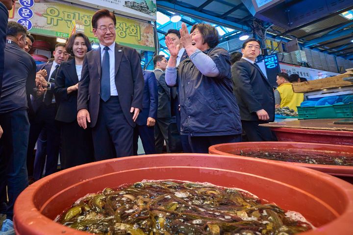 [서울=뉴시스] 최동준 기자 = 이재명 대통령과 김혜경 여사가 18일 광주 동구 남광주시장을 방문해 상인들과 인사하고 있다. (사진=청와대 제공) 2026.05.18. photo@newsis.com *재판매 및 DB 금지