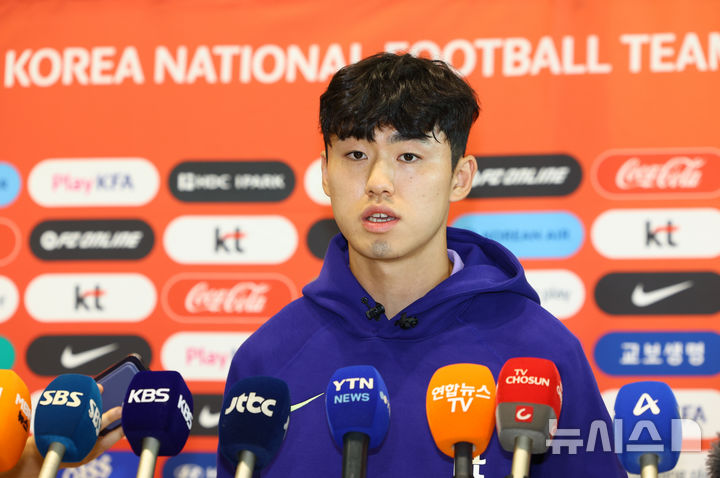 [인천공항=뉴시스] 황준선 기자 = 2026 북중미 월드컵에 출전하는 대한민국 축구 국가대표팀 이기혁이 18일 오후 인천국제공항 2터미널을 통해 출국하며 취재진과 인터뷰 하고 있다. 2026.05.18. hwang@newsis.com