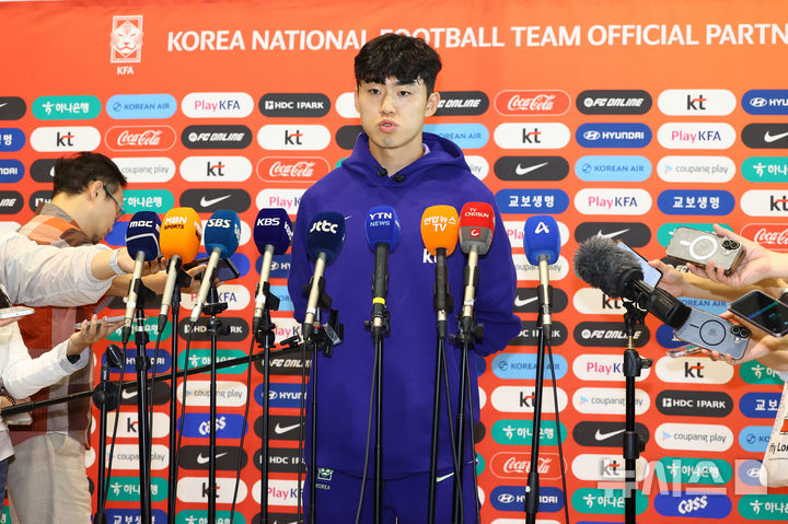 [인천공항=뉴시스] 황준선 기자 = 2026 북중미 월드컵에 출전하는 대한민국 축구 국가대표팀 이기혁이 18일 오후 인천국제공항 2터미널을 통해 출국하며 취재진과 인터뷰 하고 있다. 2026.05.18. hwang@newsis.com