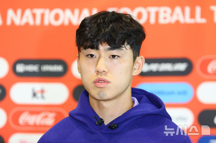 [인천공항=뉴시스] 황준선 기자 = 2026 북중미 월드컵에 출전하는 대한민국 축구 국가대표팀 이기혁이 18일 오후 인천국제공항 2터미널을 통해 출국하며 취재진과 인터뷰 하고 있다. 2026.05.18. hwang@newsis.com