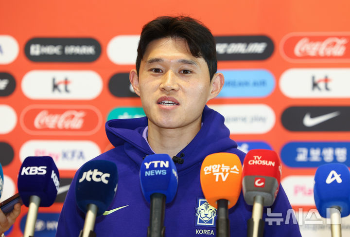[인천공항=뉴시스] 황준선 기자 = 2026 북중미 월드컵에 출전하는 대한민국 축구 국가대표팀 이동경이 18일 오후 인천국제공항 2터미널을 통해 출국하며 취재진과 인터뷰 하고 있다. 2026.05.18. hwang@newsis.com