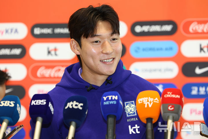 [인천공항=뉴시스] 황준선 기자 = 2026 북중미 월드컵에 출전하는 대한민국 축구 국가대표팀 배준호가 18일 오후 인천국제공항 2터미널을 통해 출국하며 취재진과 인터뷰 하고 있다. 2026.05.18. hwang@newsis.com