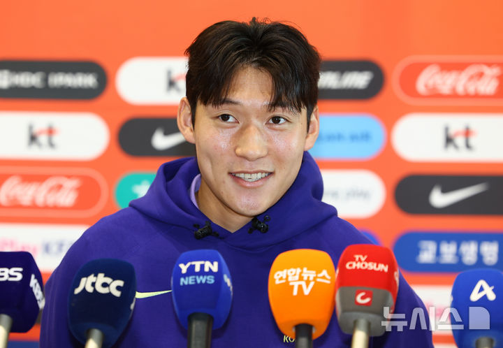[인천공항=뉴시스] 황준선 기자 = 2026 북중미 월드컵에 출전하는 대한민국 축구 국가대표팀 배준호가 18일 오후 인천국제공항 2터미널을 통해 출국하며 취재진과 인터뷰 하고 있다. 2026.05.18. hwang@newsis.com