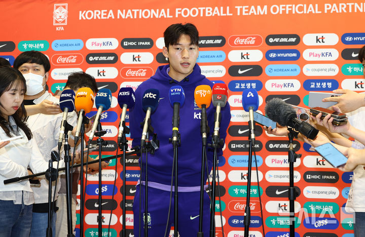[인천공항=뉴시스] 황준선 기자 = 2026 북중미 월드컵에 출전하는 대한민국 축구 국가대표팀 배준호가 18일 오후 인천국제공항 2터미널을 통해 출국하며 취재진과 인터뷰 하고 있다. 2026.05.18. hwang@newsis.com