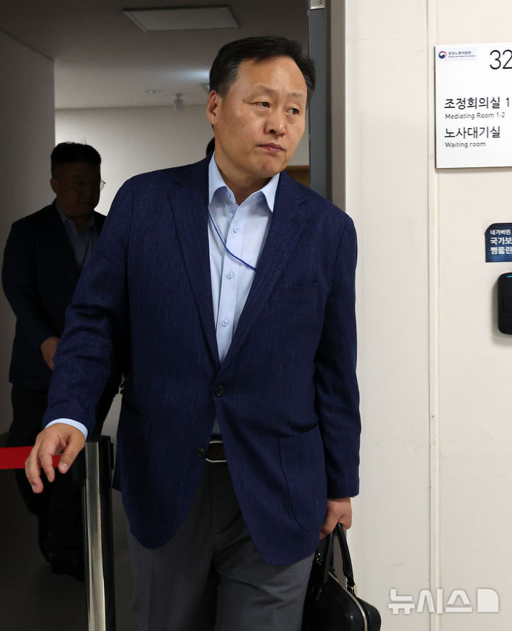[세종=뉴시스] 강종민 기자 = 삼성전자 사측 대표교섭위원인 여명구 DS(반도체 부문) 피플팀장이 18일 세종시 정부세종청사 중앙노동위원회에서 사후조정 2차회의를 마친 뒤 회의장을 나서고 있다. 2026.05.18. ppkjm@newsis.com