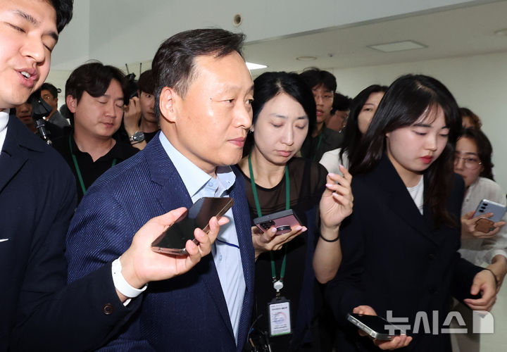 [세종=뉴시스] 강종민 기자 = 삼성전자 사측 대표교섭위원인 여명구 DS(반도체 부문) 피플팀장이 18일 세종시 정부세종청사 중앙노동위원회에서 사후조정 2차회의를 마친 뒤 취재진 질문을 받으며 이동하고 있다. 2026.05.18. ppkjm@newsis.com
