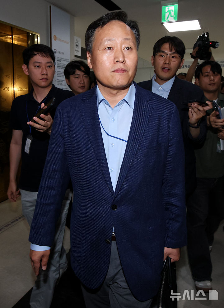 [세종=뉴시스] 강종민 기자 = 삼성전자 사측 대표교섭위원인 여명구 DS(반도체 부문) 피플팀장이 18일 세종시 정부세종청사 중앙노동위원회에서 사후조정 2차회의를 마친 뒤 회의장을 나서고 있다. (공동취재) 2026.05.18. photo@newsis.com