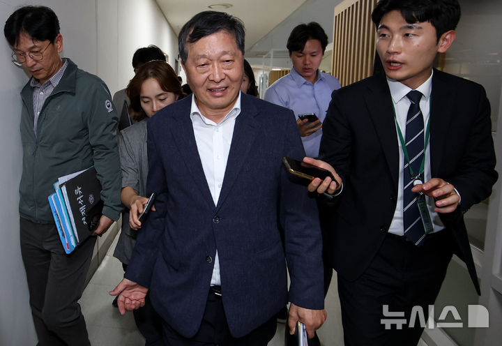 [세종=뉴시스] 강종민 기자 = 박수근 중앙노동위원장이 18일 정부세종청사 중앙노동위원회에서 열린 삼성전자 노사 간 2차 사후조정회의를 마친 뒤 회의장을 나서고 있다. (공동취재) 2026.05.18. photo@newsis.com