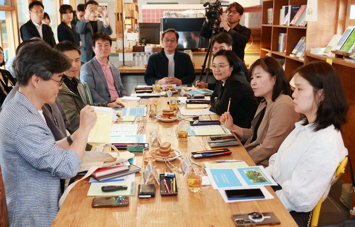 [서울=뉴시스] 한성숙(오른쪽 세 번째) 중소벤처기업부 장관이 지난 18일 서울 충남 공주시 지역서점 '오래된 질문'에서 열린 지역상권 활성화를 위한 동네책방 간담회에서 참석자 애로사항을 청취하고 있다. (사진=중소벤처기업부 제공) 2026.05.19. photo@newsis.com *재판매 및 DB 금지