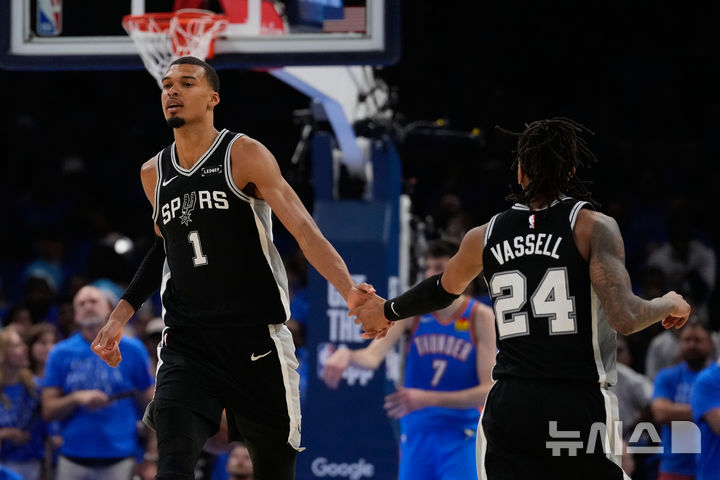 [오클라호마시티=AP/뉴시스] 미국프로농구(NBA) 샌안토니오 스퍼스의 빅토르 웸반야마. 2026.05.18.