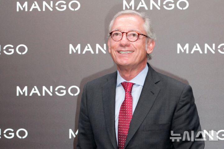 [파리=AP/뉴시스] 프랑스 파리에서 열린 '망고(Mango) 2011 가을·겨울 패션쇼'에 도착한 창립자 이삭 안딕(Isak Andic)의 모습. 2011.05.17.