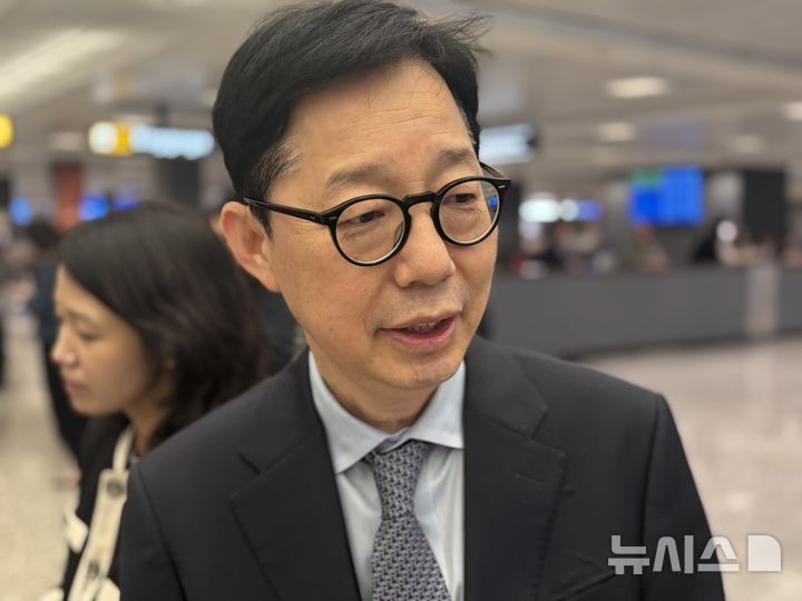 [워싱턴=뉴시스]이윤희 특파원 = 박윤주 외교부 1차관이 18일(현지 시간) 미국 워싱턴DC 인근 덜레스국제공항으로 입국하며 특파원들을 만나 질문에 답하고 있다. 2026.05.19.