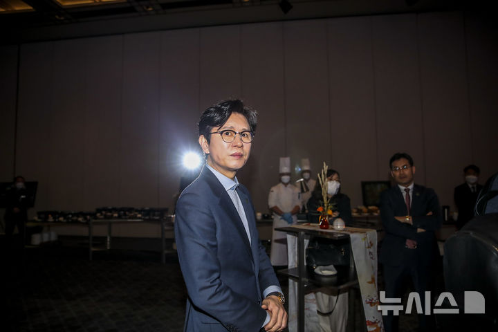 [서울=뉴시스] 정병혁 기자 = 배우 김민종이 14일 오후 서울 용산구 그랜드하얏트서울에서 열린 한-몽골 경제인 만찬에 참석하고 있다. 2023.02.14. jhope@newsis.com