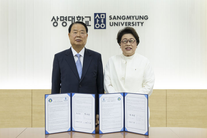 [서울=뉴시스] 박준호(왼쪽) 우즈베키스탄 페르가나 한국국제대학 총장과 김종희 상명대 총장이 18일 업무협약을 체결하고 기념 사진을 촬영하고 있다. (사진=상명대 제공) 2026.05.19. photo@newsis.com *재판매 및 DB 금지
