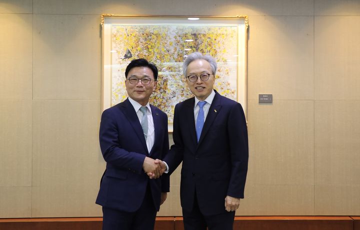 [서울=뉴시스] 박상진(왼쪽) 한국산업은행 회장과 최진식 한국중견기업연합회 회장. (사진=한국중견기업연합회 제공) 2026.05.19. photo@newsis.com *재판매 및 DB 금지