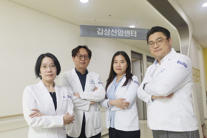 [서울=뉴시스] 차 의과학대학교 분당차병 갑상선암 다학제 진료팀은 수술 환자의 회복과 삶의 질 향상을 위해 ‘흉터 예방치료 원스톱 시스템’을 도입했다고 19일 밝혔다. 분당차병원 갑상선암 다학제 진료팀인 (우측부터) 전학훈 외과 교수, 조미연 피부과 , 김동규 외과 , 이희정 피부과 교수의 모습. (사진=분당차병원 제공) 2026.05.19. photo@newsis.com *재판매 및 DB 금지