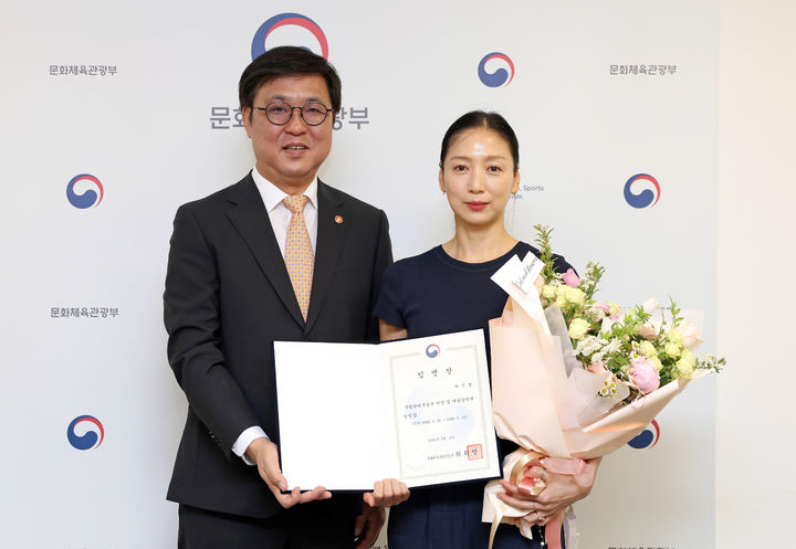 최휘영 문화체육관광부 장관이 19일 서울 종로구 국립현대미술관 서울관에서 차진엽 신임 국립현대무용단 단장 겸 예술감독에게 임명장을 수여한 뒤 기념촬영을 하고 있다. (사진=문체부 제공) *재판매 및 DB 금지