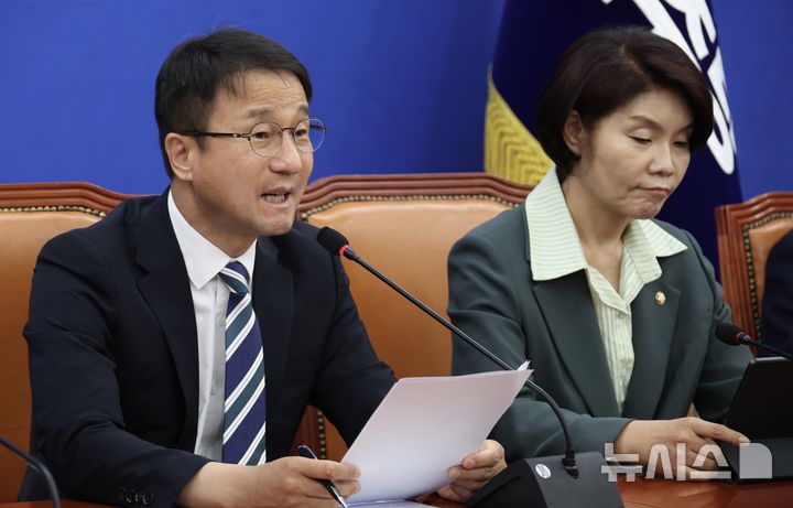 [서울=뉴시스] 조성봉 기자 = 한병도 더불어민주당 원내대표가 19일 오전 서울 여의도 국회에서 열린 원내대책회의에서 발언을 하고 있다.2026.05.19. suncho21@newsis.com