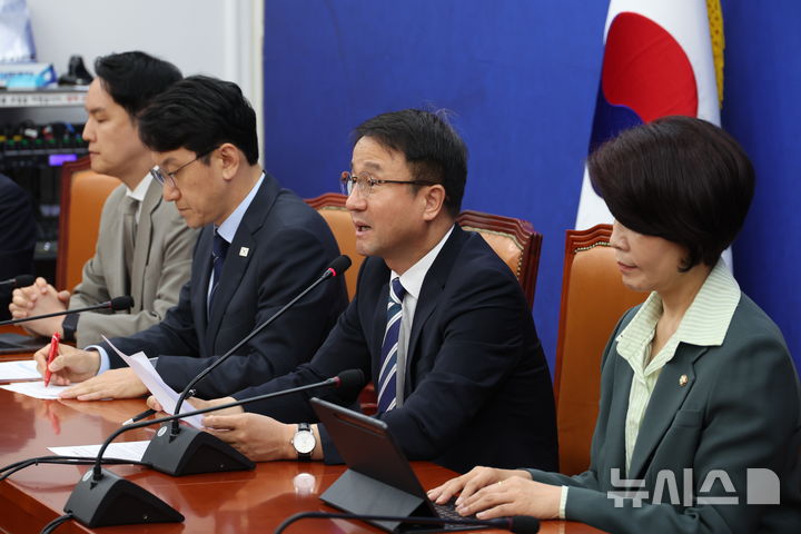 [서울=뉴시스] 조성봉 기자 = 한병도 더불어민주당 원내대표가 19일 오전 서울 여의도 국회에서 열린 원내대책회의에서 발언을 하고 있다.2026.05.19. suncho21@newsis.com