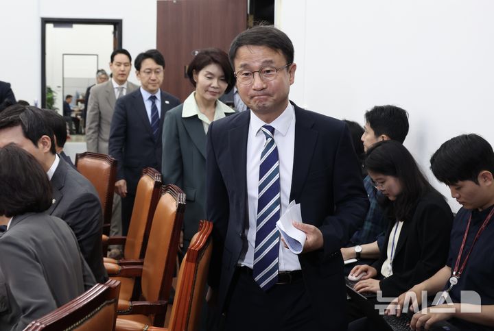 [서울=뉴시스] 조성봉 기자 = 한병도 더불어민주당 원내대표가 19일 오전 서울 여의도 국회에서 열린 원내대책회의에 참석하고 있다.2026.05.19. suncho21@newsis.com