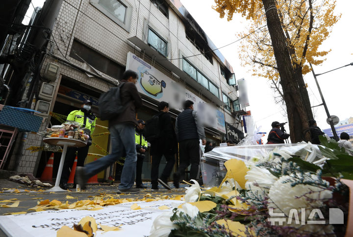 [서울=뉴시스] 지난 2018년 7명의 목숨을 앗아간 '국일고시원 화재 참사' 피해자들의 건강보험료를 둘러싼 분쟁에서 보험사와 고시원장이 2200만원 상당을 물어내라는 판결이 확정됐다. 2018년 11월 11일 화재가 일어난 서울 종로구 국일고시원 앞에 희생자들을 추모하는 꽃이 놓여 있다. (사진=뉴시스DB). 2026.05.19. photo@newsis.com