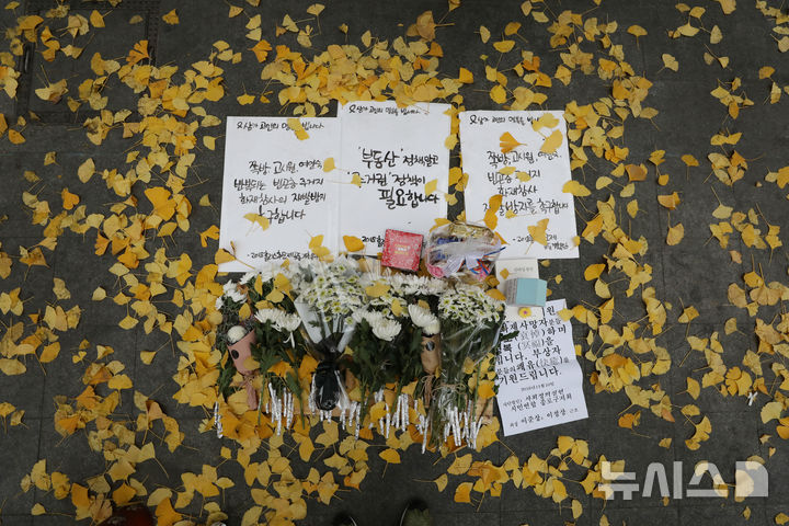 [서울=뉴시스] 지난 2018년 7명의 목숨을 앗아간 '국일고시원 화재 참사' 피해자들의 건강보험료를 둘러싼 분쟁에서 보험사와 고시원장이 2200만원 상당을 물어내라는 판결이 확정됐다. 2018년 11월 11일 화재가 일어난 서울 종로구 국일고시원 앞에 희생자들을 추모하는 꽃이 놓여 있다. (사진=뉴시스DB). 2026.05.19. photo@newsis.com