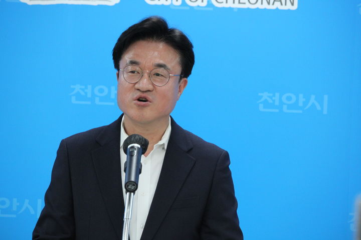 [천안=뉴시스] 최영민 기자=최재용 더불어민주당 박수현 충남도지사 캠프 정책본부장이 19일 천안시청 브리핑실에서 기자회견을 하고 있다. 2026.05.19 ymchoi@newsis.com *재판매 및 DB 금지