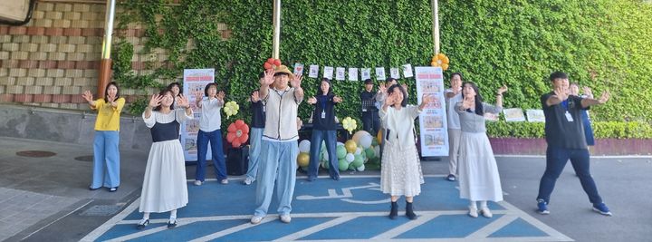 [화성=뉴시스] 성심학교 교직원들이 학교 정문 앞에서 노래에 맞춰 율동을 하고 있다. (사진=화성오산교육지원청 제공) 2026.05.19. photo@newsis.com *재판매 및 DB 금지