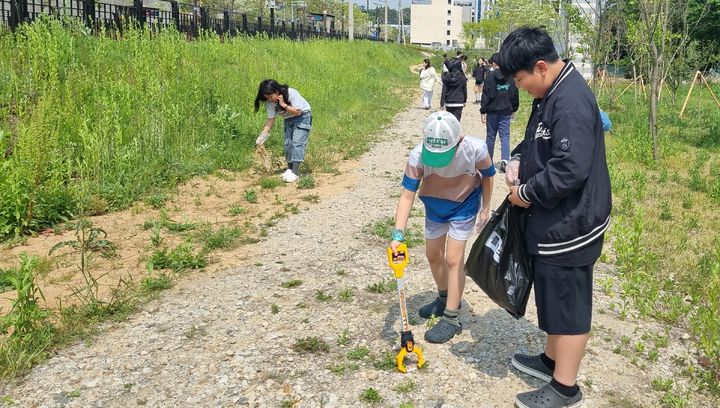 [화성=뉴시스] 화성시 청연초등학교 4학년 학생들이 학교 주변 쓰레기 줍기 활동을 하고 있다. (사진=화성오산교육지원청 제공) 2026.05.19. photo@newsis.com *재판매 및 DB 금지