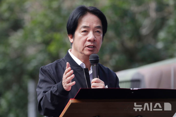 [이란현=AP/뉴시스] 대만 입법원이 19일(현지시간) 라이칭더 대만 총통에 대한 탄핵안을 표결에 부친다. 사진은 라이칭더 총통이 2025년 12월 2일 대만 동부 이란현에서 예비군 군사훈련에 참가한 예비군들을 시찰하며 연설하고 있는 모습. 2026.05.19.