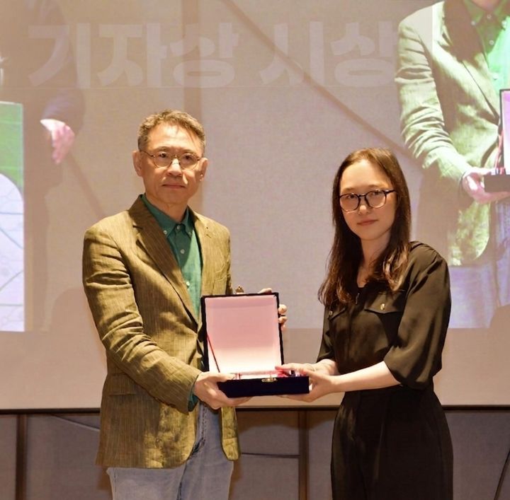 [서울=뉴시스] 뉴시스 류난영 기자(오은쪽)가 지난 16일 서울 강남구 웨스틴 서울 파르나스에서 열린 '제30차 대한소아청소년병원 협회 춘계 학술대회'에서 기자상을 받았다. (사진=대한소아청소년병원협회 제공) 2026.05.19. photo@newsis.com *재판매 및 DB 금지