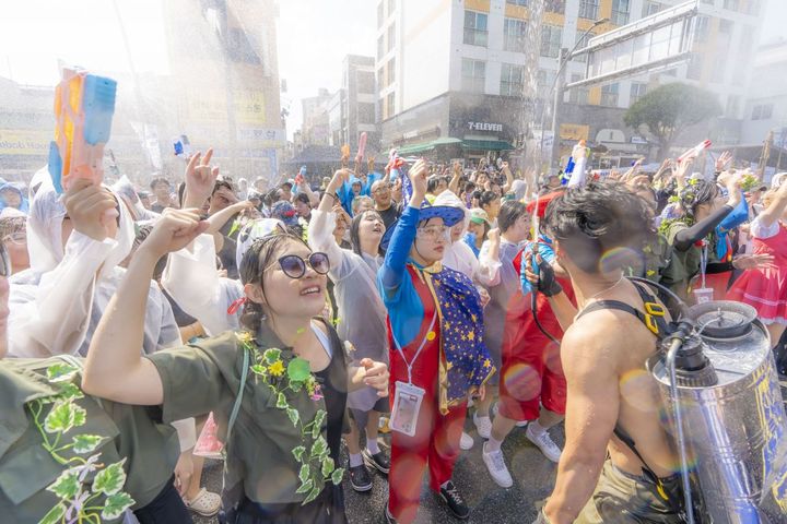 [서울=뉴시스] 2025 개막난장 아!水라장. (사진= 춘천마임축제 홈페이지 캡처) *재판매 및 DB 금지