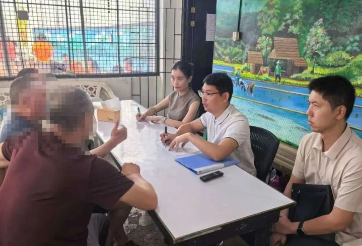[서울=뉴시스]필리핀 군·경 합동수사팀은 지난 15일 미사미스오리엔탈주 타골로안 지역에 위치한 필리핀 산자철강공장에 대한 압수수색을 실시해 중국인 69명과 필리핀인 1명을 체포했다. 18일 주필리핀 중국대사관 직원들이 체포된 자국인 노동자들과 대화 중인 모습. <사진출처: 주필리핀 중국대사관 위챗>2026.05.19