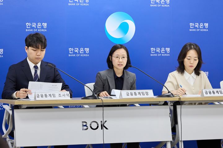 19일 오전 서울 중구 한국은행에서 열린 '2026년 1/4분기 가계신용(잠정) 설명회'에서 (왼쪽부터)주성훈 금융통계팀 조사역, 이혜영 금융통계팀장, 배지현 금융통계팀 과장이 설명하고 있다. (사진=한국은행 제공) *재판매 및 DB 금지
