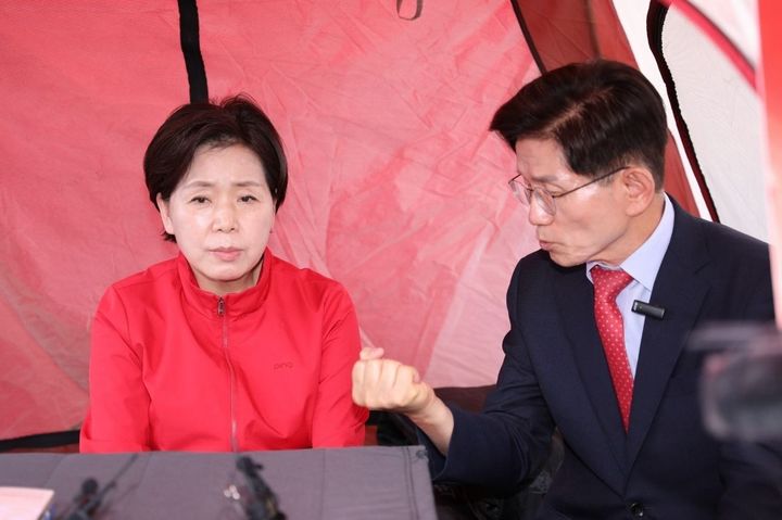 [수원=뉴시스] 양향자 국민의힘 경기도지사 후보가 19일 오전 삼성전자 평택캠퍼스 게이트4 앞 농성장을 방문한 김문수 전 대선후보와 이야기를 나누고 있다. (사진=양 후보 측 제공) 2026.05.19. photo@newsis.com *재판매 및 DB 금지